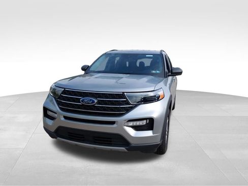 Used 2022 Ford Explorer XLT w/ Equipment Group 202A AWD/4WD image 2