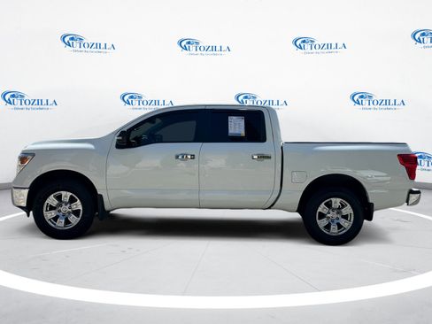 Used 2019 Nissan Titan SV image 2