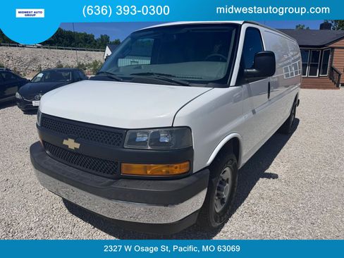 Used 2018 Chevrolet Express 2500 Extended RWD image 1