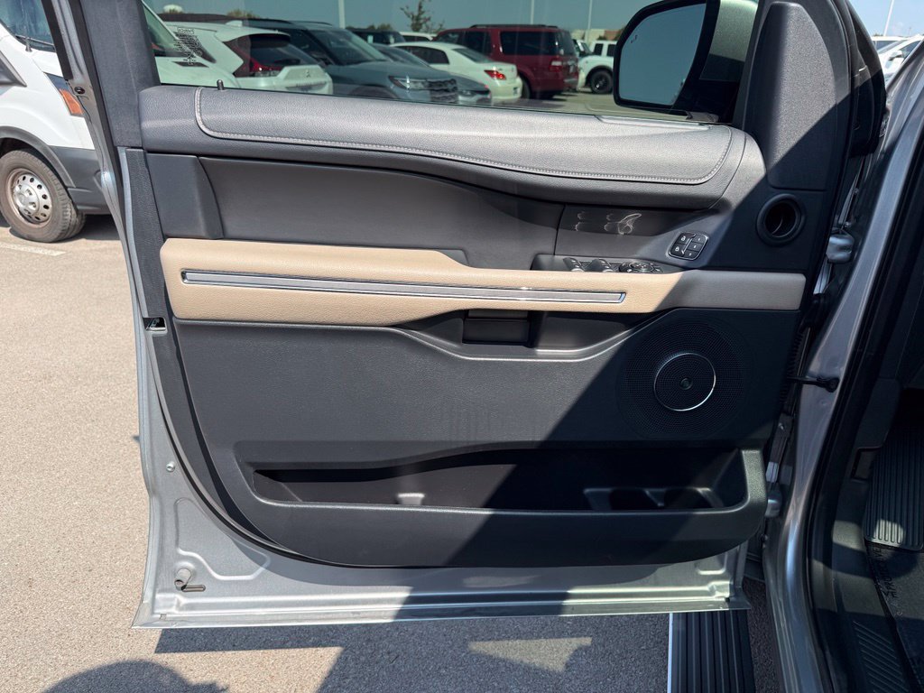 Used 2023 Ford Expedition Limited AWD/4WD image 8