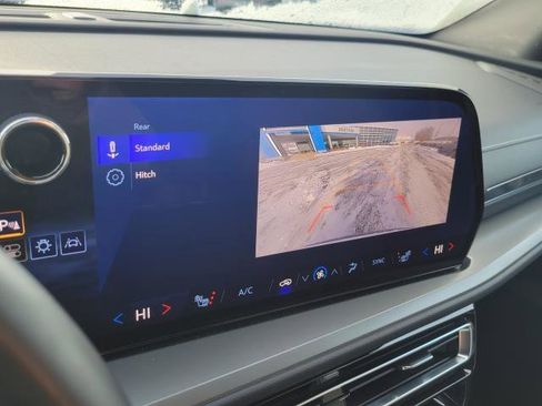 Used 2025 Chevrolet Traverse LT image 19