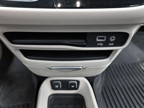 Used 2017 Chrysler Pacifica Touring FWD image 24