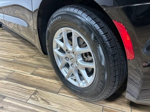 Certified 2024 Chrysler Pacifica Touring-L FWD image 19