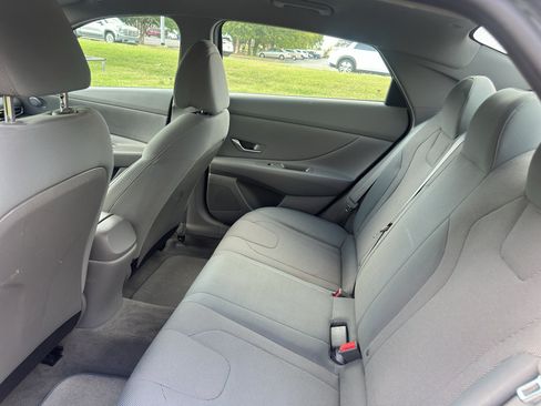Used 2021 Hyundai Elantra SE FWD image 12