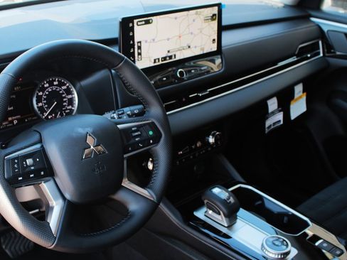 New 2025 Mitsubishi Outlander SE image 3