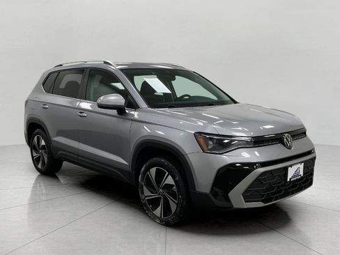 Used 2025 Volkswagen Taos SE AWD/4WD image 1