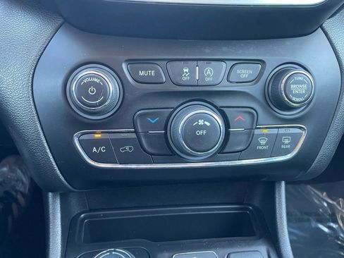 Used 2019 Jeep Cherokee Latitude Plus w/ Cold Weather Group AWD/4WD image 12