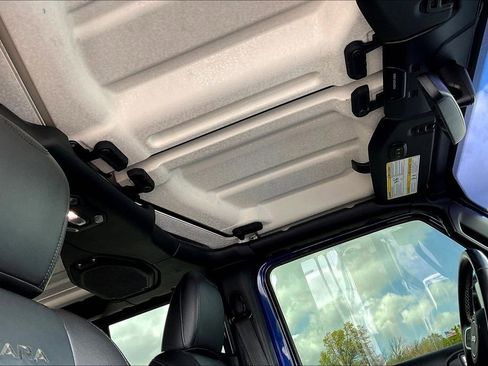 Used 2018 Jeep Wrangler Unlimited Sahara image 17