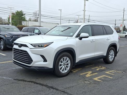 Used 2024 Toyota Grand Highlander XLE image 3