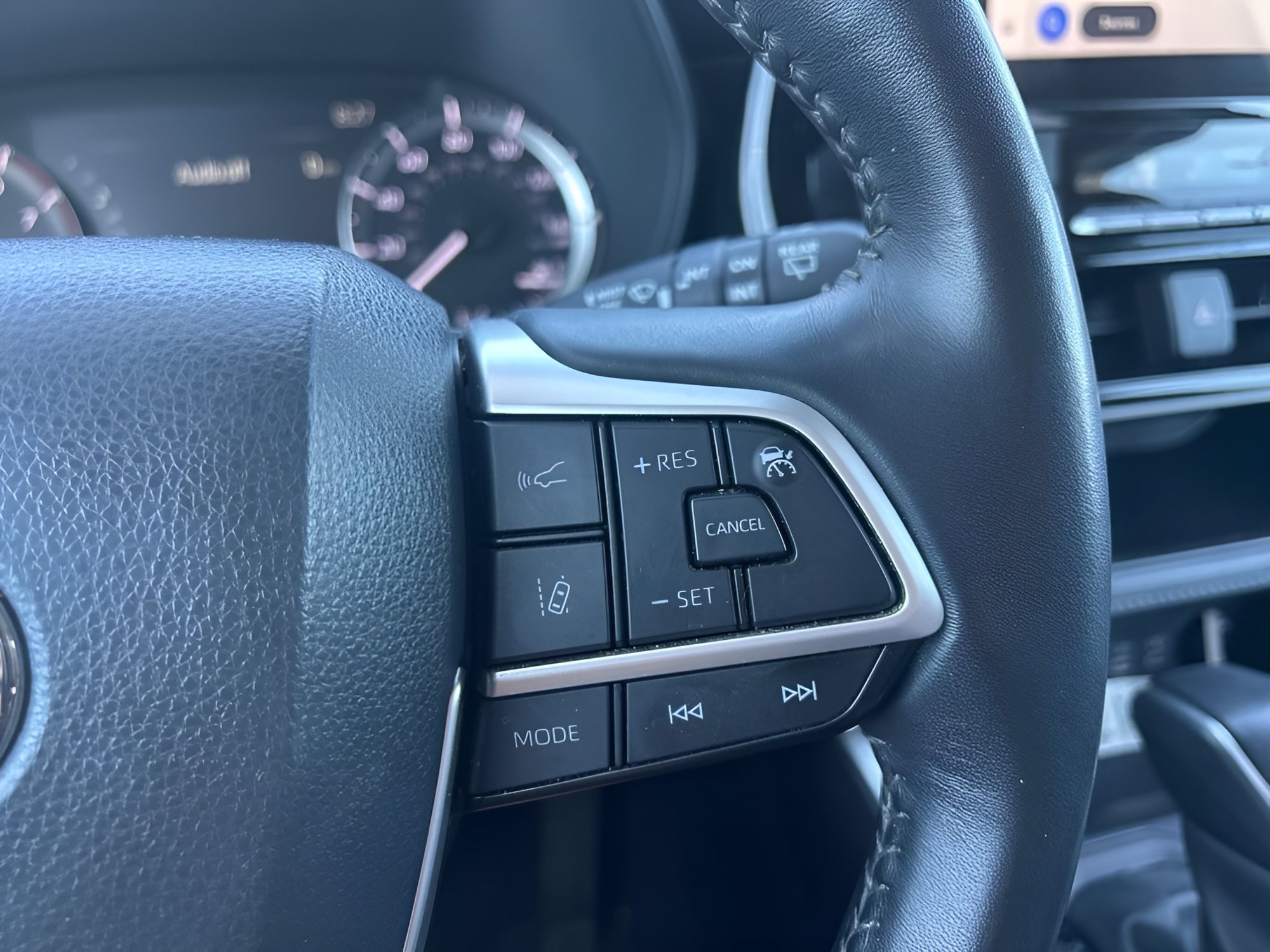 Used 2024 Toyota Highlander LE AWD/4WD image 26