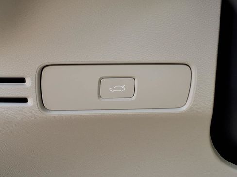 New 2026 Volvo XC40 B4 Plus w/ Climate Package FWD image 18
