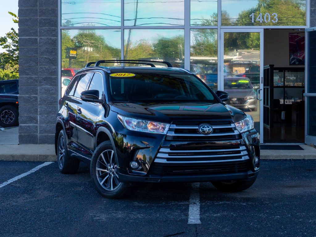 Used 2017 Toyota Highlander XLE w/ Protection Package #3 AWD/4WD image 1