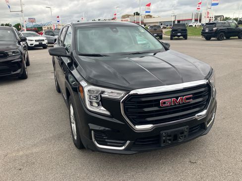 Used 2024 GMC Terrain SLE FWD image 1