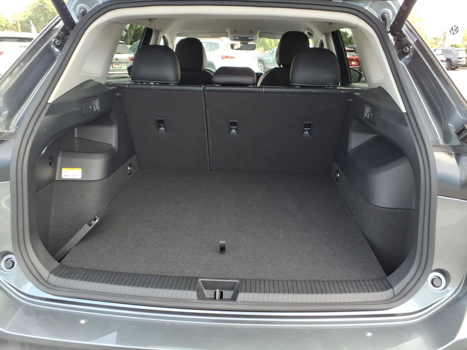 Used 2025 Volkswagen Tiguan SE AWD/4WD image 14