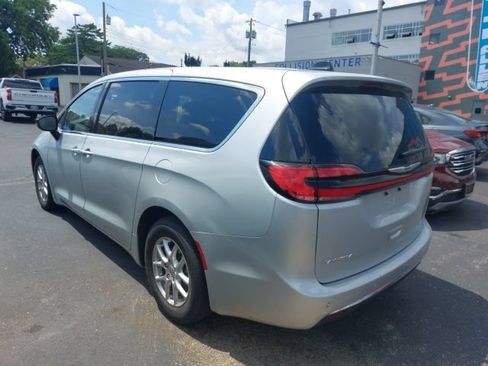 Used 2024 Chrysler Pacifica Touring-L FWD image 3