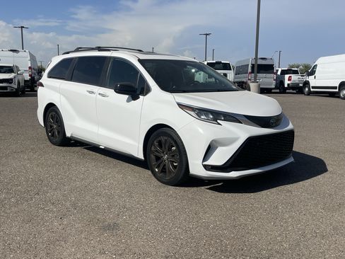Used 2022 Toyota Sienna XSE FWD image 6