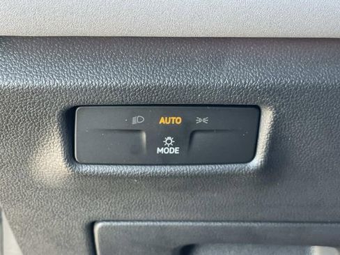 Used 2025 Volkswagen Tiguan SE image 17