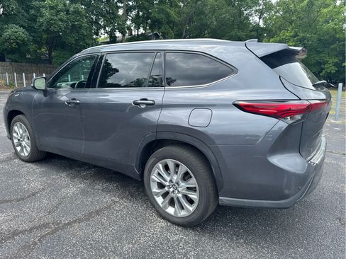 Used 2023 Toyota Highlander Limited FWD image 9