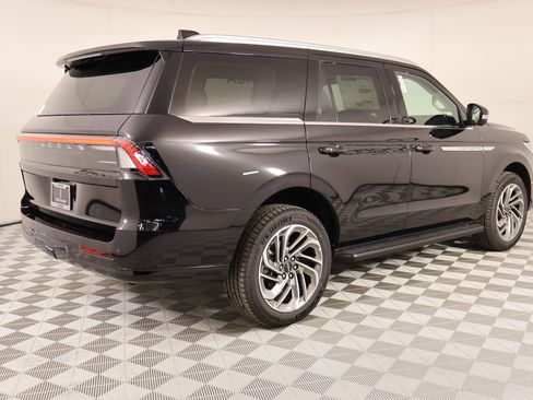 New 2026 Lincoln Navigator Premiere AWD/4WD image 22
