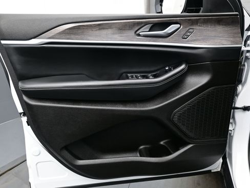 Used 2024 Jeep Grand Cherokee Limited w/ Black Appearance Package image 9