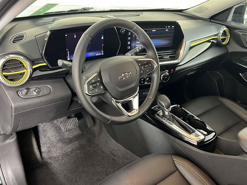 Used 2024 Chevrolet Trax ACTIV w/ Sunroof Package FWD image 2