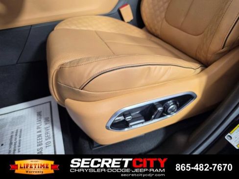 Used 2023 Jeep Grand Cherokee L Summit AWD/4WD image 13