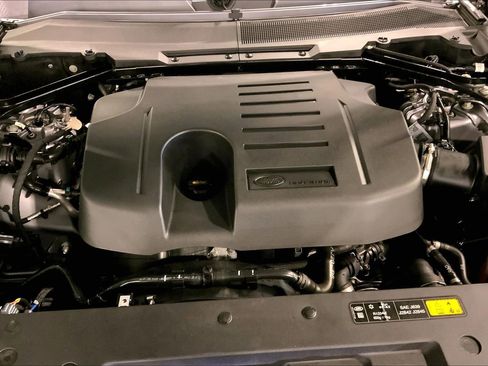 Used 2024 Land Rover Defender 110 X-Dynamic SE image 29