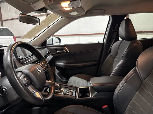 Used 2024 Mitsubishi Outlander SE Black Edition image 12