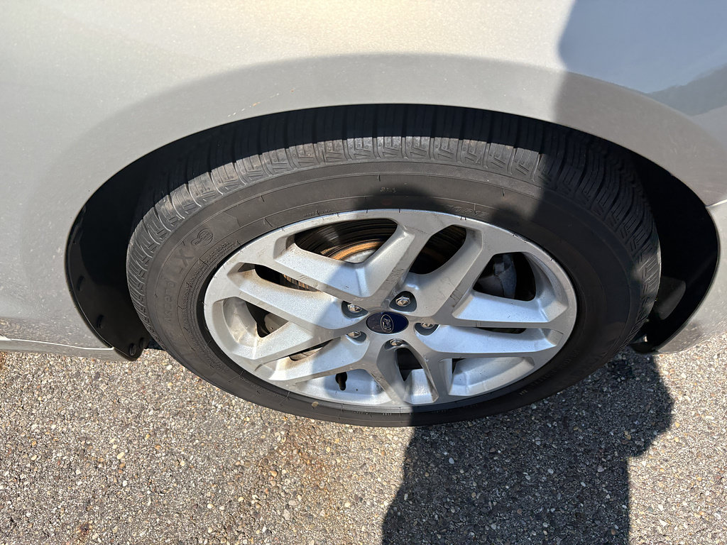 Used 2015 Ford Fusion SE FWD image 12