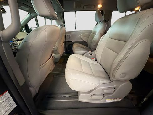 Used 2019 Toyota Sienna XLE Premium w/ Carpet Mat Package AWD/4WD image 30