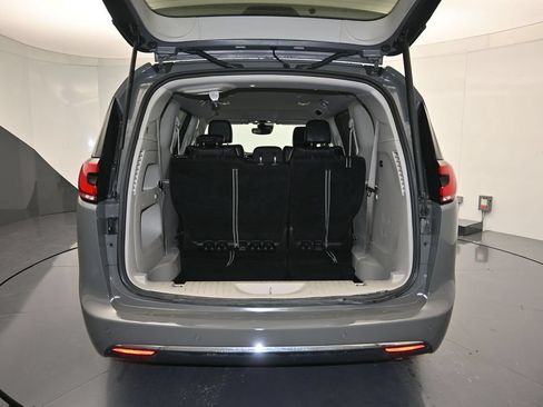 Used 2022 Chrysler Pacifica Touring-L FWD image 24