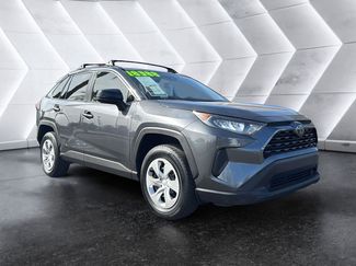 Used 2020 Toyota RAV4 LE video 1