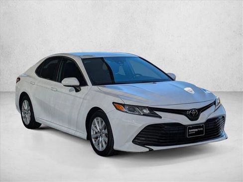 Used 2019 Toyota Camry LE image 3