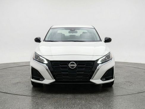 Used 2025 Nissan Altima 2.5 SV FWD image 2