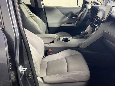 Used 2021 Toyota Venza XLE image 28