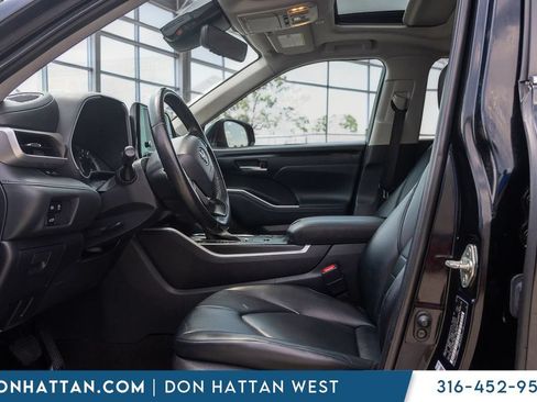 Used 2023 Toyota Highlander XLE FWD image 3