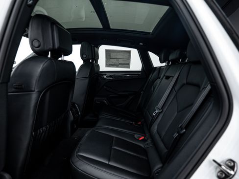 Certified 2025 Porsche Macan image 21