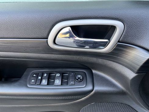 Used 2020 Jeep Grand Cherokee Laredo image 22