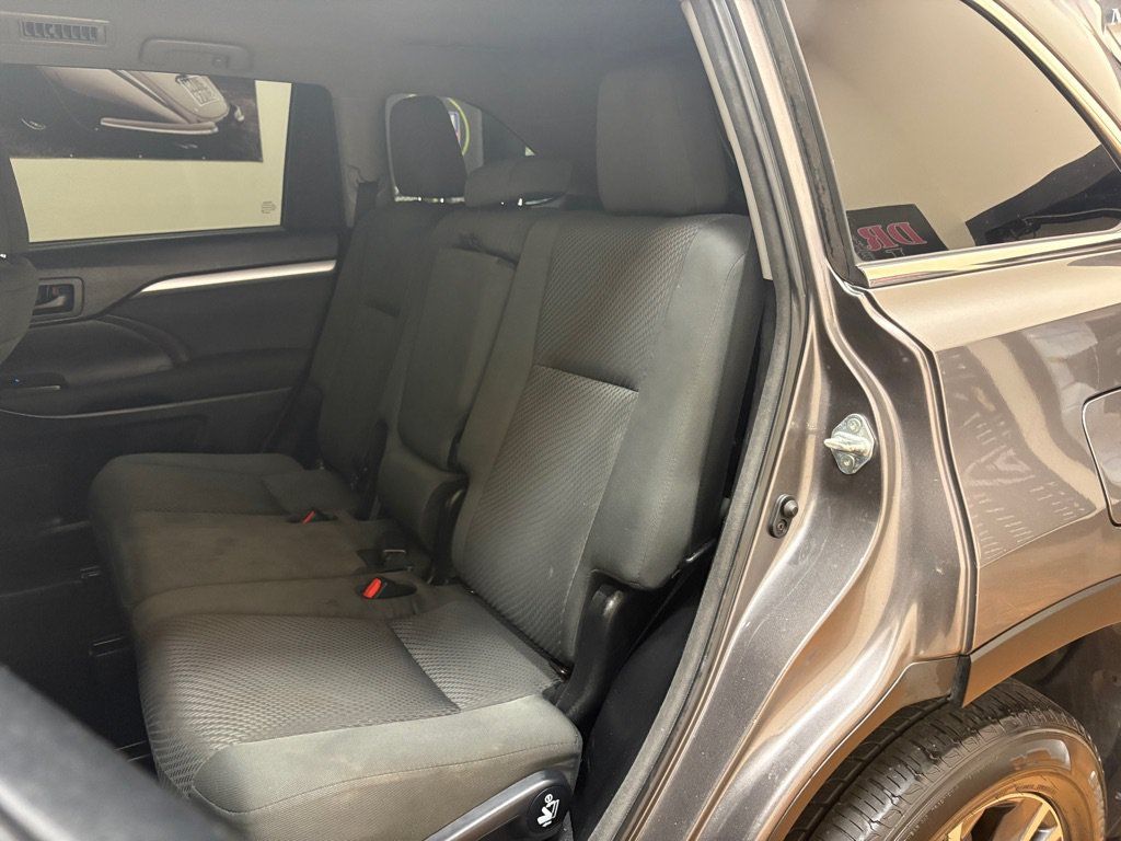 Used 2018 Toyota Highlander LE AWD/4WD image 18