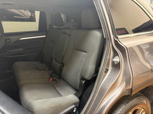Used 2018 Toyota Highlander LE AWD/4WD image 18