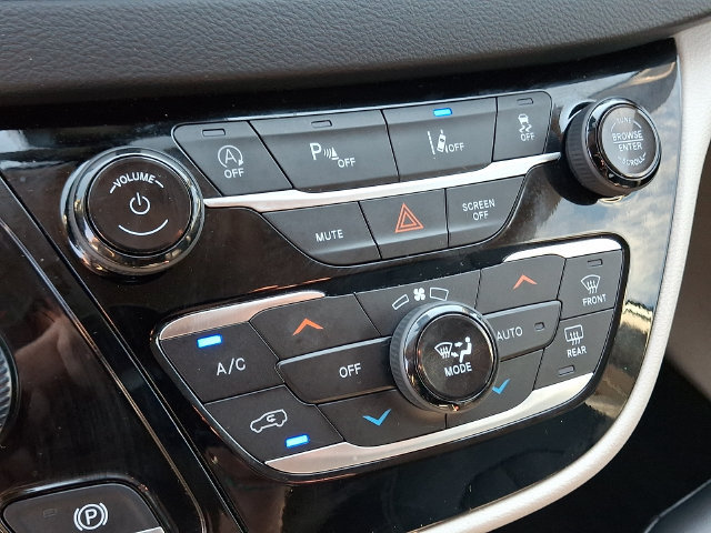 Used 2024 Chrysler Pacifica Touring-L FWD image 17