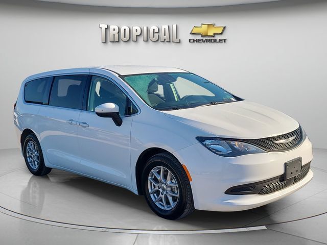 Used 2023 Chrysler Voyager LX FWD image 4