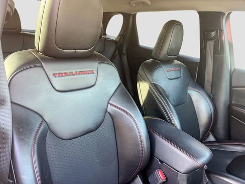 Used 2022 Jeep Cherokee Trailhawk AWD/4WD image 26