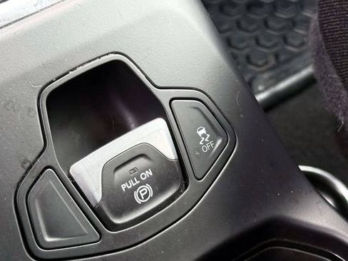 Used 2021 Jeep Renegade Latitude w/ Convenience Group AWD/4WD image 30