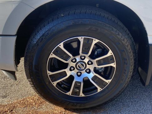 Used 2021 Nissan Titan SV w/ SV Convenience Package image 11