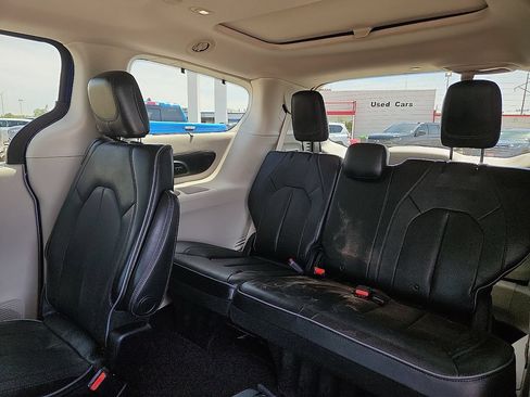 Used 2019 Chrysler Pacifica Limited w/ Advanced Safetytec Group FWD image 5