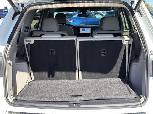Used 2024 Volkswagen Atlas SE w/ Panoramic Sunroof Package FWD image 14
