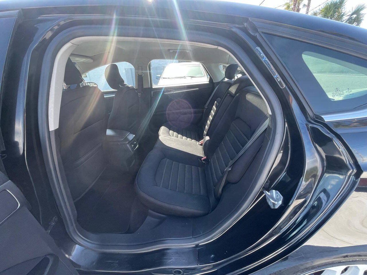 Used 2014 Ford Fusion SE FWD image 6