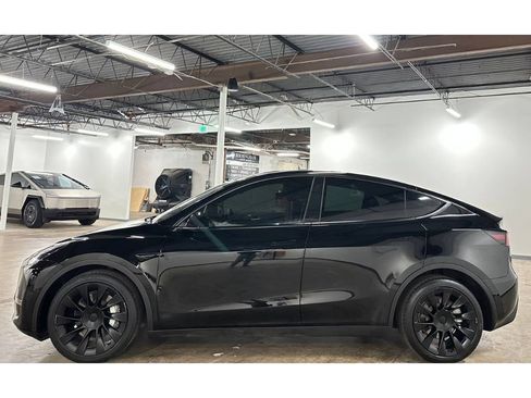 Used 2022 Tesla Model Y Long Range image 8