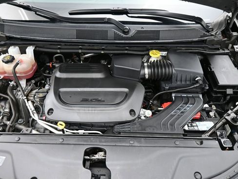 Used 2023 Chrysler Pacifica Touring-L FWD image 15